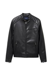 Giubbotto in pelle nera con dettagli trapuntati sulle spalle, chiusura con zip frontale e due tasche laterali. Presenta una tasca sul petto con zip. Tessuto liscio.