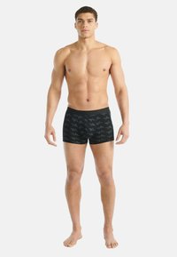 Czarne bokserki z wzorzystym wzorem w odcieniach szarości, dopasowany krój, elastyczny pas, wykonane z elastycznego materiału o lekkiej fakturze.