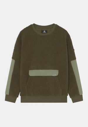 Dunkelolivgrünes Fleece-Sweatshirt mit gerippten Bündchen und Saum, kontrastierenden Stoffpatches an Ärmeln und vorderer Taschenklappe.