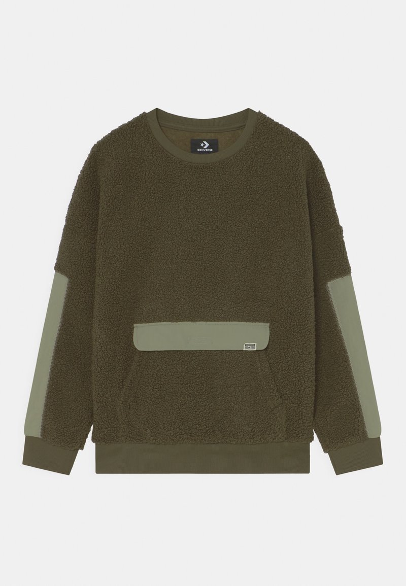 Dunkelolivgrünes Fleece-Sweatshirt mit gerippten Bündchen und Saum, kontrastierenden Stoffpatches an Ärmeln und vorderer Taschenklappe.