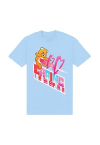 Světlemodré tričko s krátkým rukávem, které má na sobě kreslenou medvědici, růžová srdíčka a nápis "Pečování je moje super síla" tučnými, barevnými písmeny.