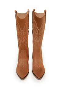 Een paar hoge bruine suède cowboylaarzen met puntige neuzen en decoratieve stikpatronen op de schacht en voorkant.