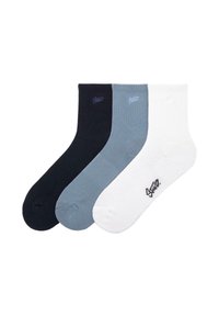 Tre par ankelstrømper: en mørk navy, en lys grå og en hvid, alle med ribbet tekstur og logo-broderi på hver.