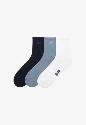 Tri par srednje dolgih nogavic: ena temno modra, ena svetlo siva in ena bela, vse z rebrasto teksturo in izvezenim logotipom.