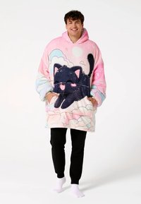 Oversized, gewatteerde deken met capuchon van zacht, roze stof met een glimlachende zwarte kat op een wolkenachtergrond. Voorzien van voorzakken en brede mouwen.