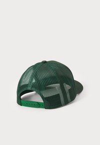 Cappellino verde con retro in rete, visiera curva e cinturino regolabile. Presenta un tessuto verde uniforme e una rete testurizzata per la ventilazione.
