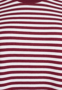 Bordeaux- och vitrandig T-shirt i mjuk bomull, med en ribbad rund halsringning och jämnt fördelade horisontella ränder.