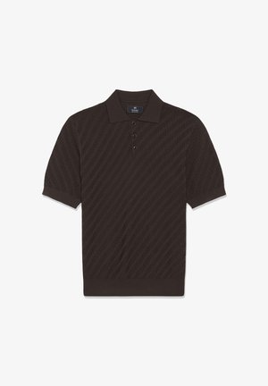 Tumepruun lühikeste varrukatega polo särk, millel on kolm nuppu, tekstureeritud diagonaalmuster, soonilised varrukad ja serv ning klassikaline krae.