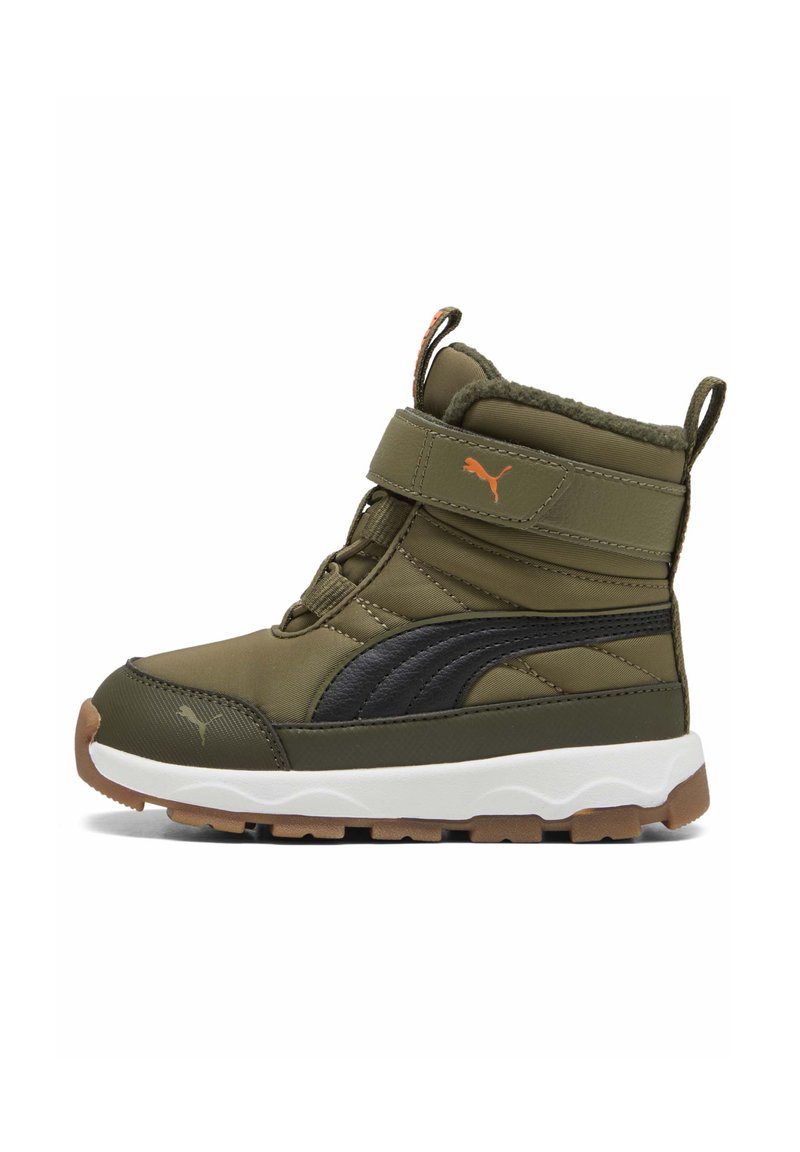 Bota de invierno sintética verde con acentos negros, correa de velcro, parte superior texturizada, cuello acolchado y mediopiso blanco. Suela de goma para tracción.