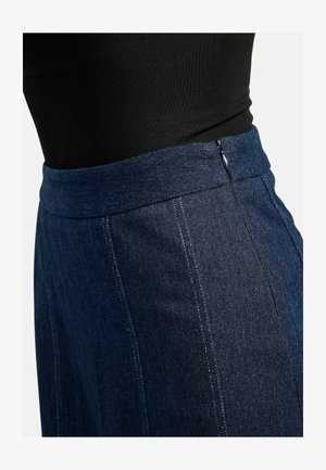 Jeans krilo v temno modri barvi z gladko teksturo, belešitvijo, visokim pasom in z zadrgo na zadnji strani.