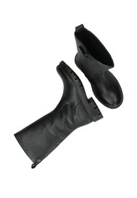 Zwarte leren enkellaarzen met een gestructureerde afwerking, een zijrits en een chunky rubberen zool. Zachte voering aan de binnenkant voor comfort.