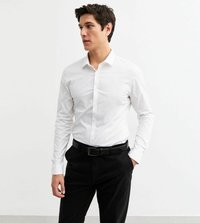 Witte overhemd met kraag, lange mouwen en een slim fit, gecombineerd met zwarte broeken en een zwarte riem. Glad textuur van de stof.