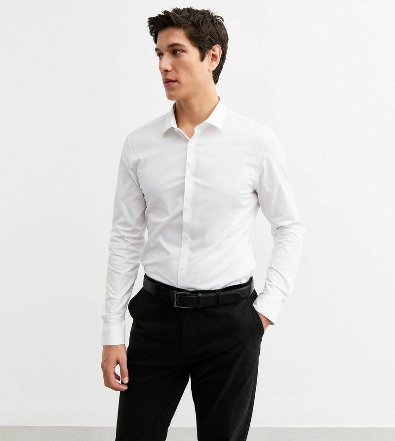 Witte overhemd met kraag, lange mouwen en een slim fit, gecombineerd met zwarte broeken en een zwarte riem. Glad textuur van de stof.