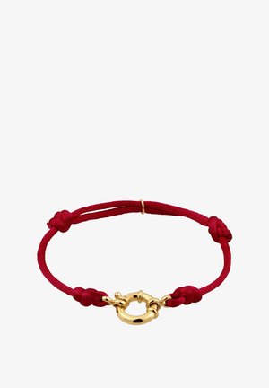 Rode gevlochten koordarmband met vier knopen en een gouden ronde sluiting in het midden.