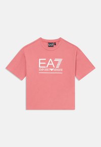 Rožinė trumpomis rankovėmis T-marškiniai su balta "EA7 Emporio Armani" logotipu, centriniu priekyje ir apvalia iškirpte.