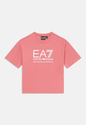 Roza kratka majica s kratkimi rokavi z belim logotipom "EA7 Emporio Armani" centriranim spredaj in okroglo ovratnico.