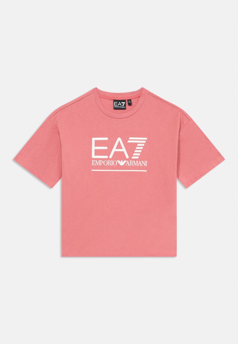 Rožinė trumpomis rankovėmis T-marškiniai su balta "EA7 Emporio Armani" logotipu, centriniu priekyje ir apvalia iškirpte.