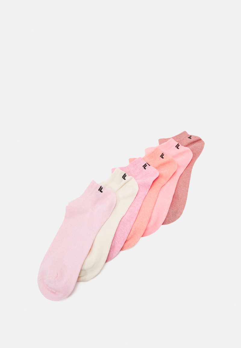 Sette paia di calzini corti in diverse tonalità di rosa e un paio crema, in misto cotone, con un piccolo logo nero sul lato superiore.