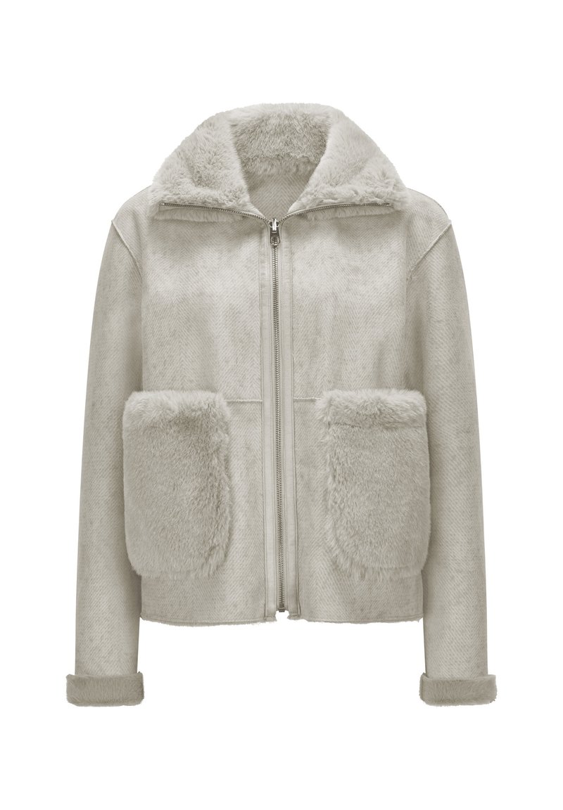 Cremefarbene Kunstfelljacke mit einem Reißverschluss vorne, großen felligen Fronttaschen, einem breiten Kragen und umgeschlagenen Bündchen.