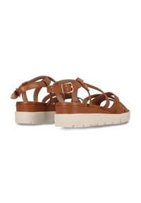 Sandale din piele sintetică maro, cu bretele încrucișate, cataramă reglabilă și o talpă platformă de culoare deschisă, având un model texturat.