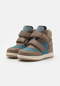 Bottines hautes en cuir marron et en daim turquoise avec deux bandes Velcro réglables, semelle en caoutchouc blanche et marquage 'bisgaard'.