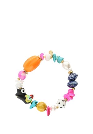 Pulsera con cuentas multicolores que incluyen óvalo naranja, pájaro negro, dorado, rosa, azul, perlas blancas y cuentas redondas con patrón sobre un fondo blanco.