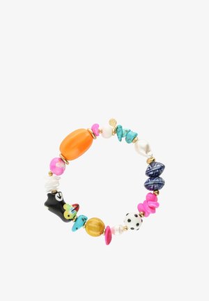 Pulsera con cuentas multicolores que incluyen óvalo naranja, pájaro negro, dorado, rosa, azul, perlas blancas y cuentas redondas con patrón sobre un fondo blanco.