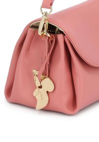 Ružová kožená kabelka s mäkkým, štruktúrovaným tvarom. Má zlaté kovanie na zapínaní a dekoratívny zlatý detail. Hladká textúra.