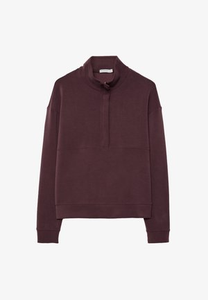 Pulover dolgem rokavom v temno burgundski barvi z visokim ovratnikom in polovičnim zadrgo na sprednjem delu, rebrastimi manšetami in sproščenim krojem.