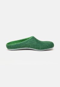 Pantofole verdi in feltro, con punta chiusa e tacco basso, mostrate di lato su uno sfondo bianco.