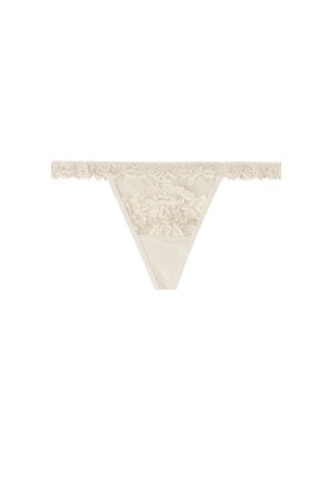 String beige en dentelle avec panneau avant en dentelle florale et ceinture en dentelle festonnée sur fond blanc.