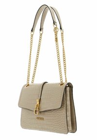 Sac à main en cuir de crocodile synthétique beige avec une chaîne dorée, fermeture rabat, accent avec logo et bords noirs. Forme rectangulaire compacte.