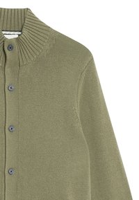Cardigan en maille vert olive avec un col côtelé, des boutons à l'avant et une texture fine. Design simple, avec une coupe décontractée et des détails discrets.