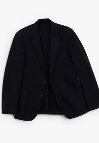 Blazer azul marino oscuro fabricado con una textura, que presenta solapas de muesca, dos bolsillos frontales y cierre de un solo botón. Un diseño clásico y a medida.