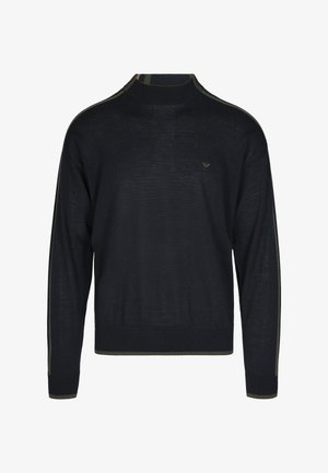 Maglione navy a maglia con colletto alto e maniche lunghe. Presenta dettagli verdi lungo le spalle e un piccolo logo sul petto.