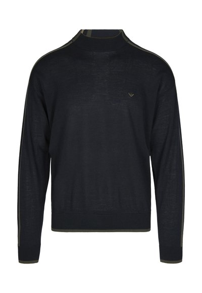 Maglione in maglia blu navy con collo alto, caratterizzato da strisce verdi a contrasto lungo le spalle e le maniche, e un piccolo logo sul petto.