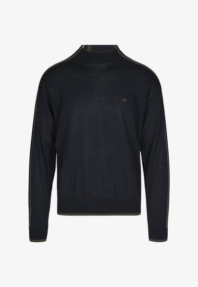 Maglione in maglia blu navy con collo alto, caratterizzato da strisce verdi a contrasto lungo le spalle e le maniche, e un piccolo logo sul petto.