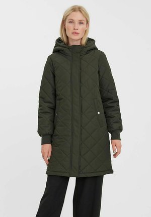 Parka matelassée verte avec capuche, fermeture éclair sur le devant, deux poches latérales et poignets côtelés, offrant un design mi-long et une texture lisse.