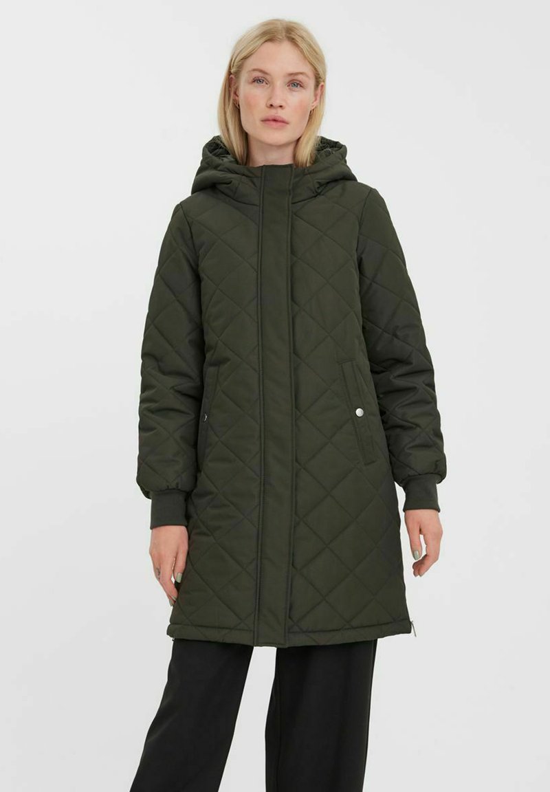 Parka in verde trapuntata con cappuccio, zip frontale, due tasche laterali e polsini a costine, caratterizzata da un design di lunghezza media e una texture liscia.
