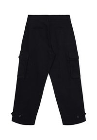 Schwarze Cargo-Hosen aus robustem Stoff, mit zwei Seitentaschen, lockerem Schnitt, sichtbaren Nähten und Knopfakzenten an den Säumen.