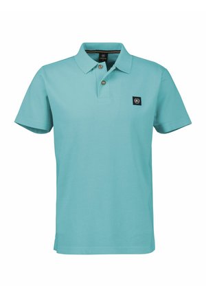 Lys blå polo skjorte lavet af struktureret stof, med en klassisk krave, tre knapper og et lille logomærke på venstre bryst.