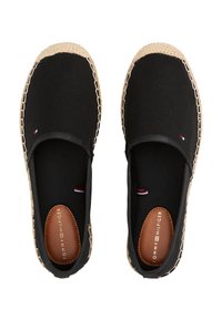 Schwarze Espadrilles aus Canvas mit einer Jutsohle, versehen mit einer gestickten Akzentnaht und einer braunen Innensohle mit geprägt eingraviertem Markennamen. Detail in Rot, Weiß und Blau.