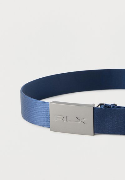 Μπλε υφασμάτινη ζώνη με ορθογώνια ασημί πόρπη χαραγμένη με "RLX" σε απλό λευκό φόντο.