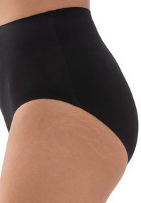 High-waisted černé bavlněné kalhotky s hladkou strukturou, bezšvovými okraji a jednoduchým designem. Obsahují pohodlný pás.