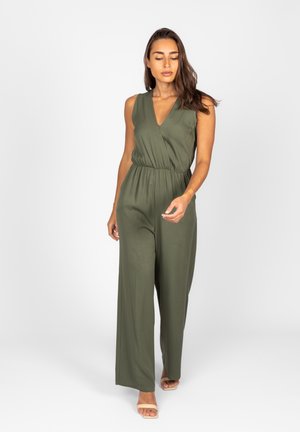 Olijfgroene jumpsuit met een diepe V-hals, mouwloos ontwerp, elastische taille en wijdvallende pijpen, gemaakt van een gladde stof.