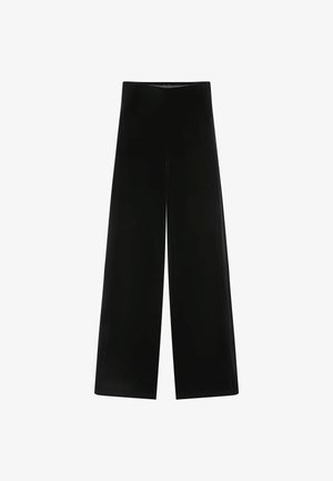 Pantalones de terciopelo negro de pierna ancha con una cintura alta y una textura suave, que presentan un diseño sin costuras y sin hardware ni patrones visibles.