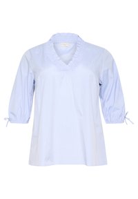 Blusa azul claro con rayas blancas verticales, escote en V con detalle de volantes y mangas de 3/4 con puños abullonados y cierres de lazo.