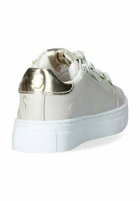 Sneaker bianco con una superficie testurizzata, dettagli metallici dorati nel tallone e una suola bianca spessa. I lacci sono visibili sul davanti.