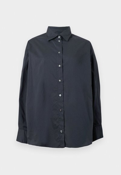 Čierna košeľa s dlhým rukávom na gombíky, s golierom a manžetami, vystavená na bielom pozadí.