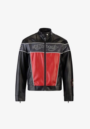 Zwarte leren jas met rode voorpanelen, zilveren accenten en een drukknoopkraag. Inclusief geborduurd logo op de borst en de mouw.